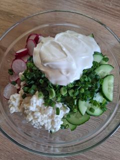 Фото ПХ салат з редискою та зернистим сиром.