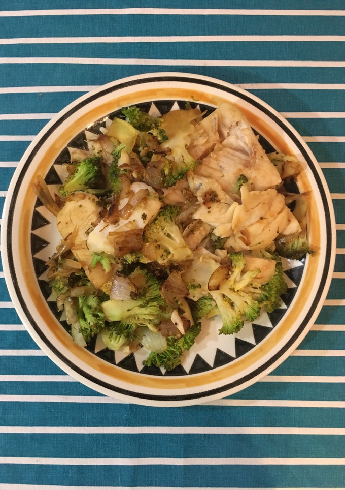 Una foto de Salteado de merluza con brócoli y salsa de soja