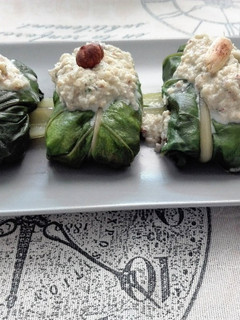 Una foto de Acelga rellena, bañada con salsa de avellanas y almendras