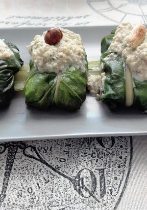 Una foto de Acelga rellena, bañada con salsa de avellanas y almendras