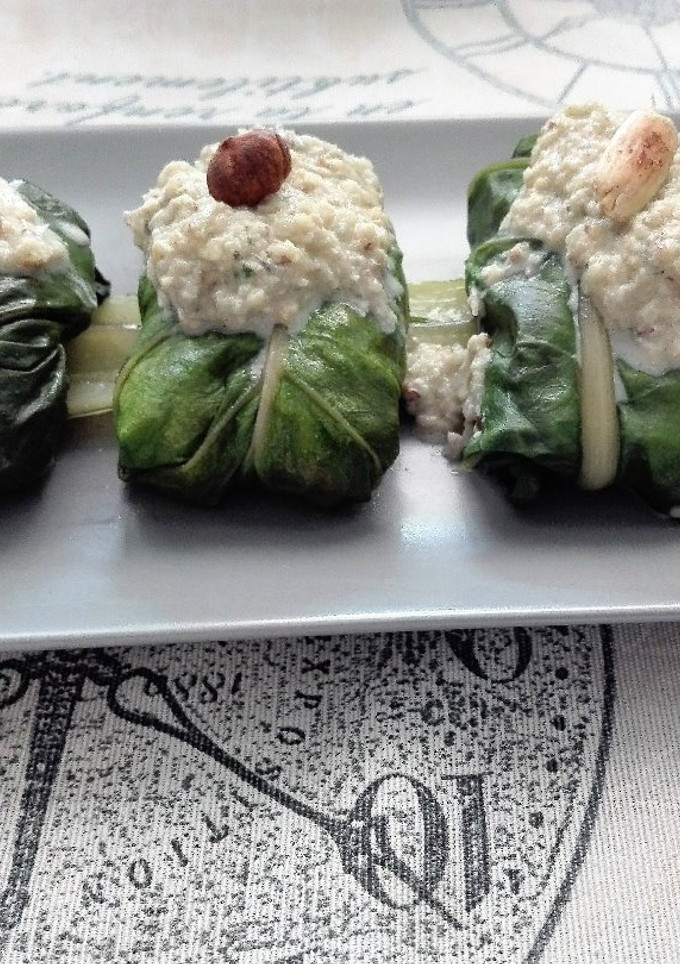 Una foto de Acelga rellena, bañada con salsa de avellanas y almendras