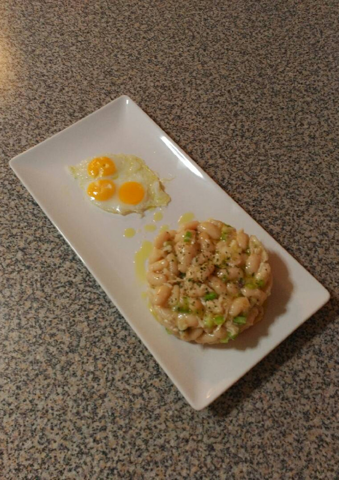 Una foto de Ensalada de alubias blancas con pollo y ajetes