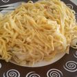 Tallarines de huevo con mantequilla, cebolla y perejil