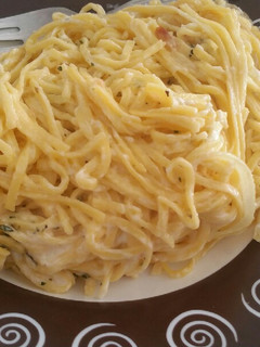 Una foto de Tallarines de huevo con mantequilla, cebolla y perejil