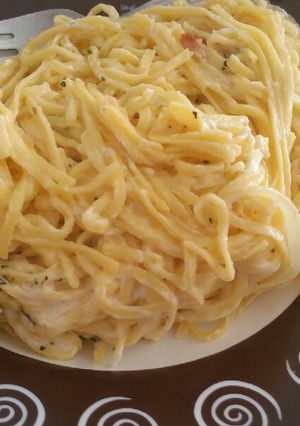 Una foto de Tallarines de huevo con mantequilla, cebolla y perejil