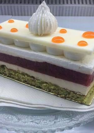 A picture of Melbourne cake.