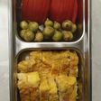 Trứng rán nấm kim châm, cà chua, sung muối