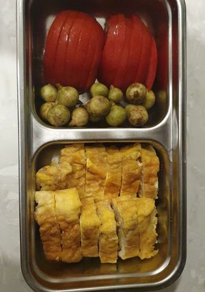Hình của món Trứng rán nấm kim châm, cà chua, sung muối.
