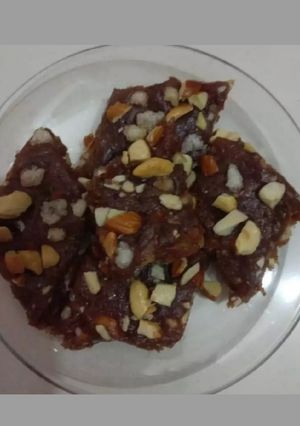 ખજૂર પાક (Khajoor Paak Recipe In Gujarati) રેસીપી મુખ્ય ફોટો