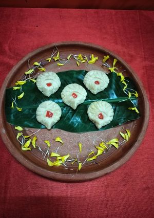 A picture of Milkpowder oyster shell shaped sandesh.