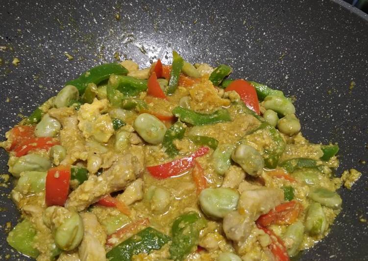 Cerdo asiático con pimientos y habas