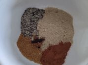 Une photo de cardamome poudre