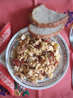 Baconös, kolbászos tojásrántotta recept fotója
