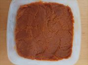 Une photo de gingembre et curcuma en poudre