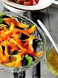 Ensalada de calabaza y llantén con aderezo de ajo asado y miel