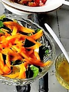 Una foto de Ensalada de calabaza y llantén con aderezo de ajo asado y miel