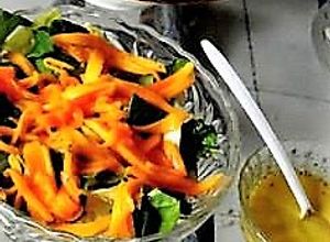 Una foto de Ensalada de calabaza y llantén con aderezo de ajo asado y miel