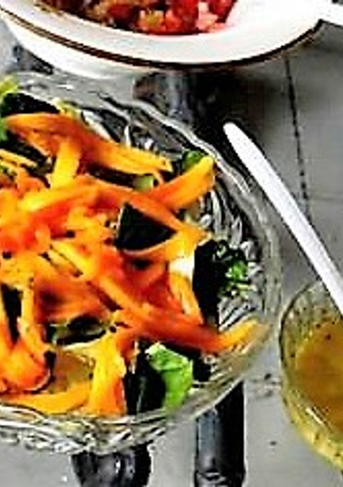 Una foto de Ensalada de calabaza y llantén con aderezo de ajo asado y miel