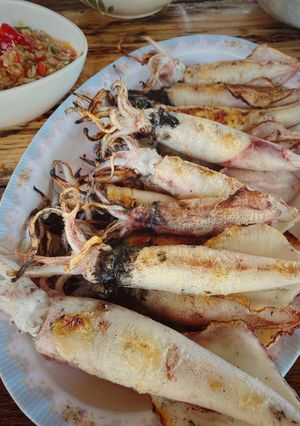 รูปของ หมึกสดย่างเตาถ่านบ้านๆ 🦑