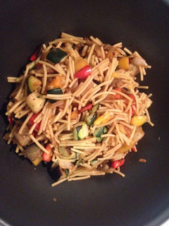 Una foto de Wok de verduras y fideos