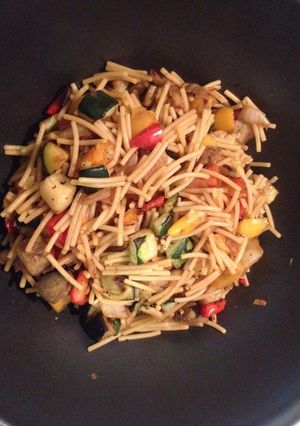 Una foto de Wok de verduras y fideos