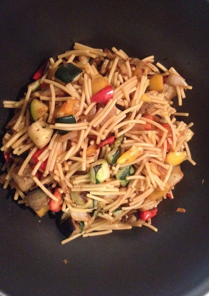 Una foto de Wok de verduras y fideos