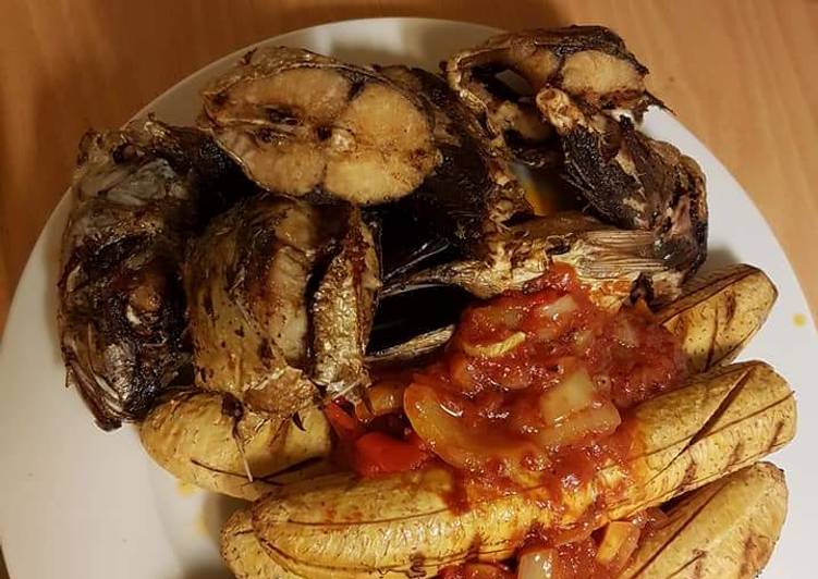 How to Prepare Quick Grilled fish and plantain with tomato sauce