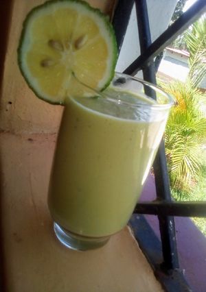 A picture of Banana...lemon..and avocado smoothie.