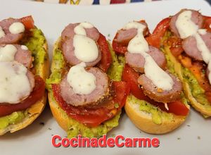 Una foto de Barritas tostadas o sin tostar con aguacate, tomate y longaniza