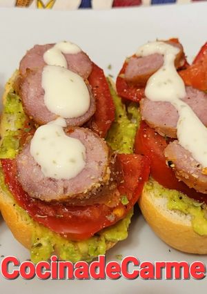 Una foto de Barritas tostadas o sin tostar con aguacate, tomate y longaniza