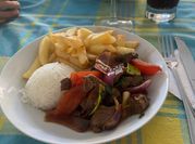 Una foto de bistec con ajo