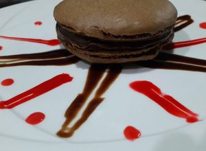 Una foto de Macarons de chocolate rellenos de crema de avellana