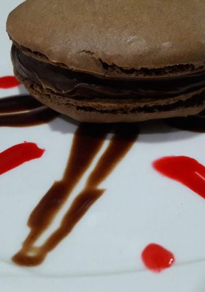 Una foto de Macarons de chocolate rellenos de crema de avellana