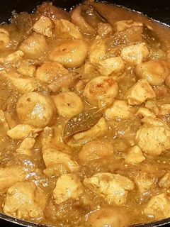 Una foto de Pollo con Champiñones y Berenjena