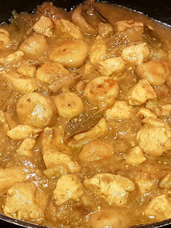 Una foto de Pollo con Champiñones y Berenjena