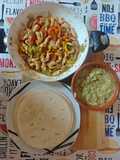 Fajitas de pollo con guacamole y queso