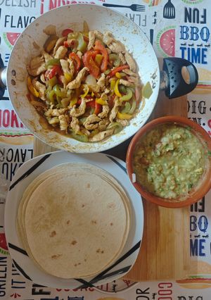 Una foto de Fajitas de pollo con guacamole y queso