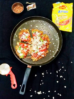 મેગી પીઝા (પીઝા બેઝ વિના) (Maggi Pizza Recipe in Gujarati) રેસીપી મુખ્ય ફોટો