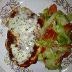 Una foto de Pechuga de pollo a la pizza