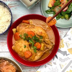 A picture of Yellow Chicken Curry (Thai muslim style).