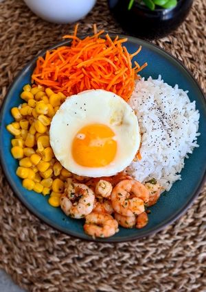 Une photo de Poke bowl aux crevettes