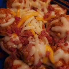 Una foto de Albóndigas con salsa, queso y bacon