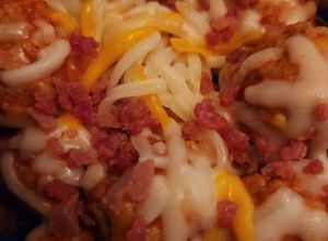 Una foto de Albóndigas con salsa, queso y bacon