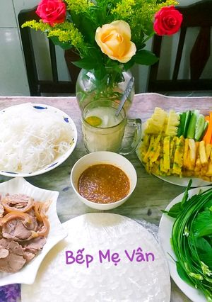 Hình của món Bánh tráng cuốn bắp bò,đậu hủ,trứng và rau củ.