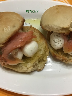 Una foto de Capricho de mozzarella fresca, salmón ahumado y aceite de trufa blanca