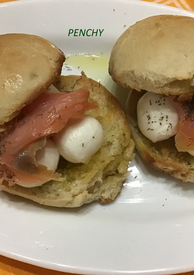 Una foto de Capricho de mozzarella fresca, salmón ahumado y aceite de trufa blanca