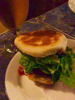 Una foto de Hamburguesa en sándwich de viernes 🍔🥬🥑🍅🌶