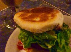 Una foto de Hamburguesa en sándwich de viernes 🍔🥬🥑🍅🌶