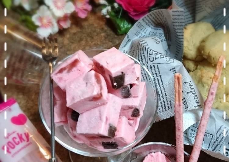 Bagaimana Menyiapkan Strawberry ice cream eggless w brownies n strawberry jam Anti Gagal