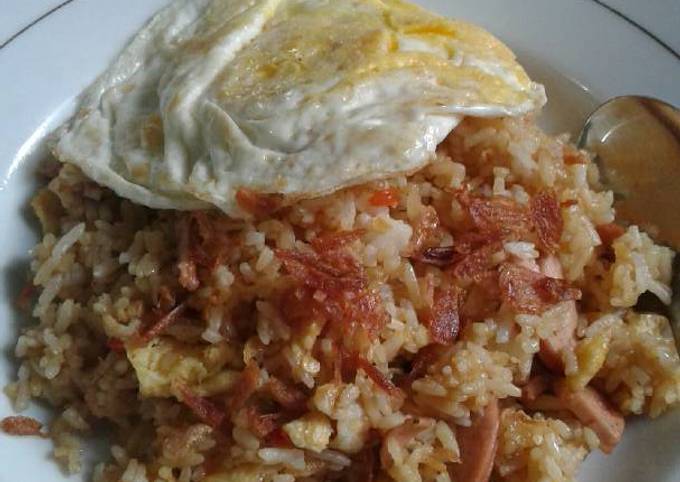 Nasi goreng sosis telur mata sapi